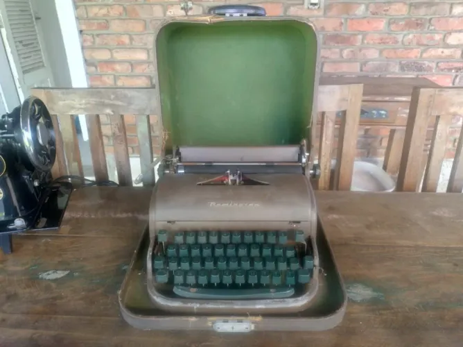 Relíquia: Máquina de Escrever Remington com Estojo Original