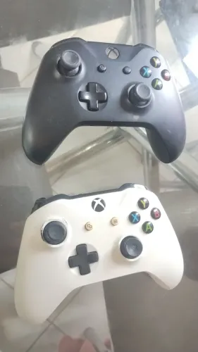 2 controles joysticks Xbox One c/ defeito no analógico