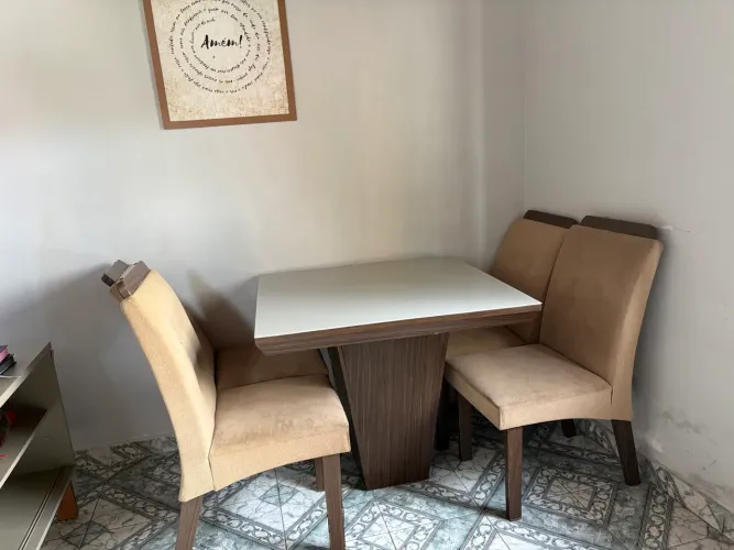 Mesa com 4 cadeiras