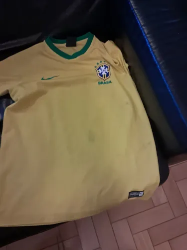 Blusa Brasil usada com detalhes
