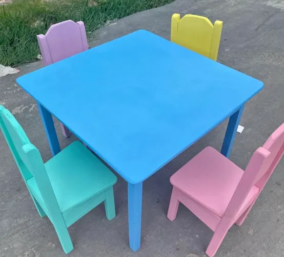 Mesa e cadeira infantil (fabricamos)