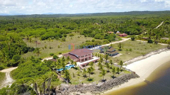 Mansão com seis suítes, totalmente pé na areia localizada em paraíso baiano!