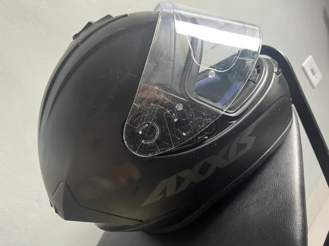 Capacete Preto Axxis Draken - Tamanho M 57-58 em bom estado + viseira fume 