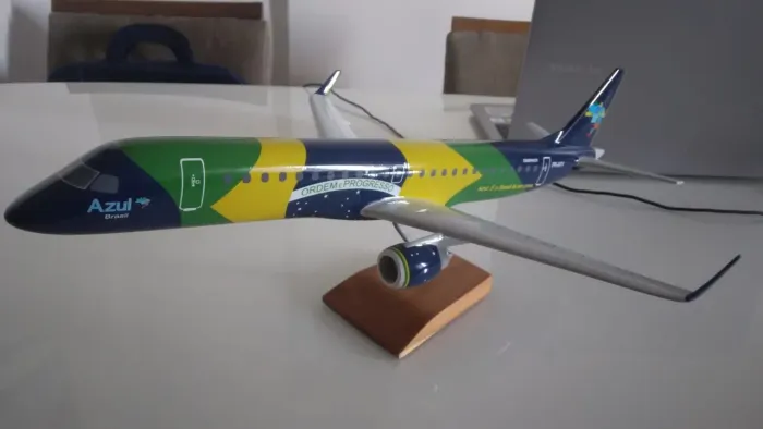 Embraer E-195 E1 Azul linhas aéreas 1:144