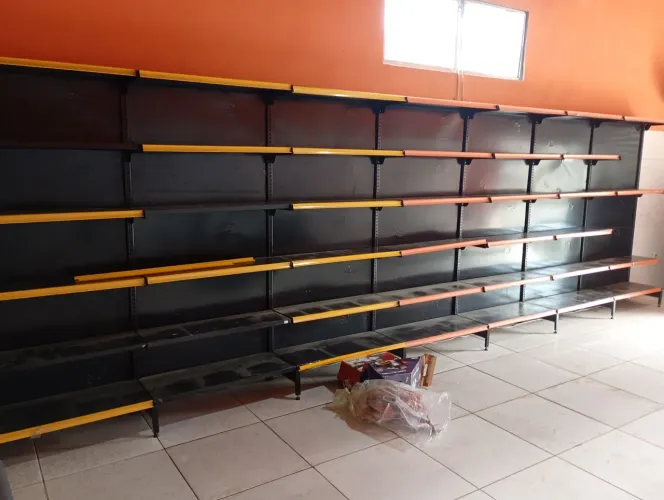 Gandula de parede na cor preto com 6 prateleira