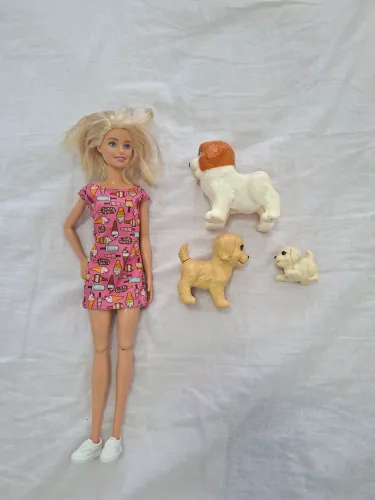 Boneca barbie original acompanha com 3 cachorrinhos