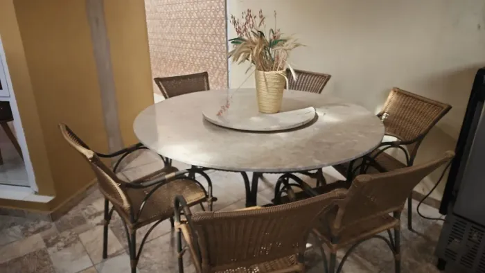 Mesa redonda marmore branco meio giratório 6 cadeiras