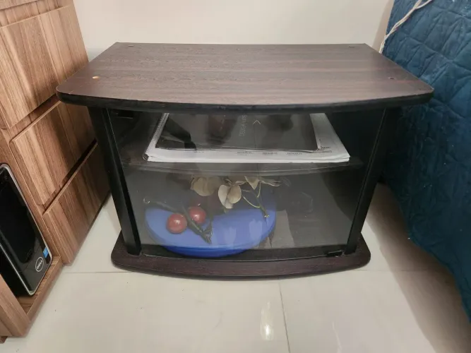 Rack para TV e som com prateleira e porta de vidro, serve também como criado mudo.