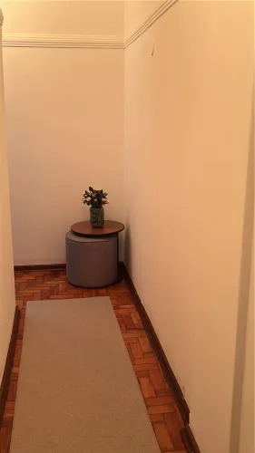Puff com mesa de madeira, 50cm x 50cm em linho, alto acabamento