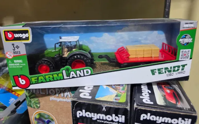 Trator Fendt 1050 Vario Verde com reboque de fenos Burago Farm Land carrinho brinquedo
