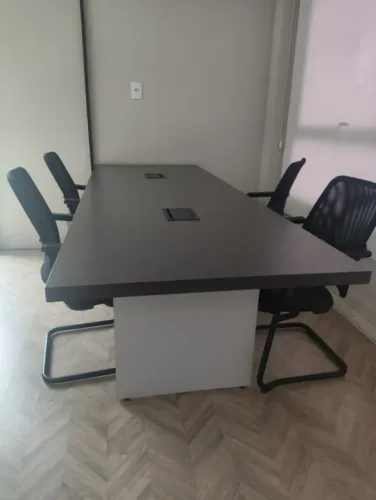 Mesa de Reunião Maciça Premium - Elegância e Durabilidade para Escritório