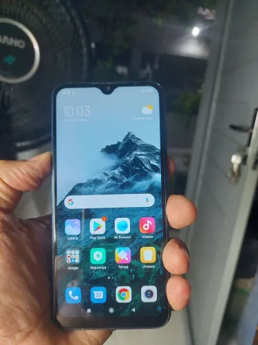 Redmi note 8 e um iPhone 12 mini.