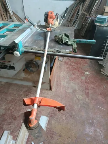 Máquina de cortar grama estragada para arrumar