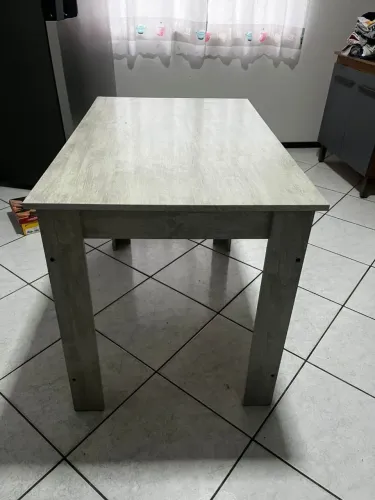 Vendo mesa (apenas mesa, sem cadeira)