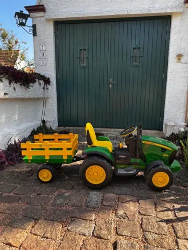 Trator infantil John Deere