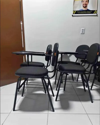 Cardeira universitária 150,00 valor negociável.