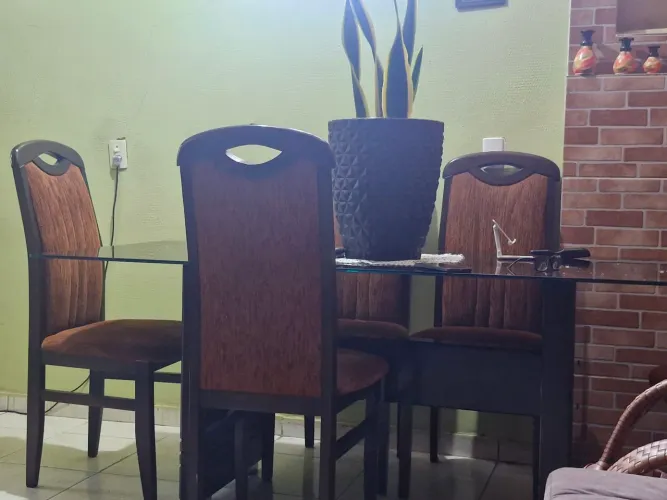 Vende-se uma mesa de seis cadeiras
