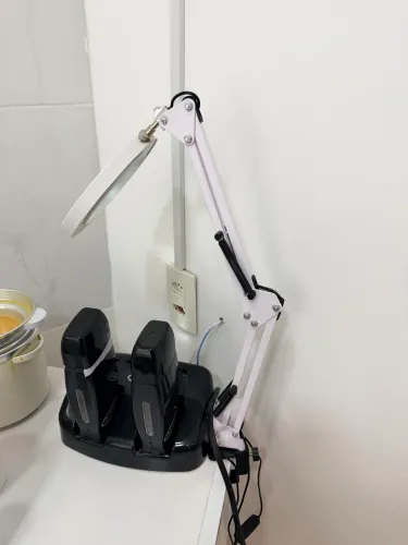 Luminária com lupa para estética