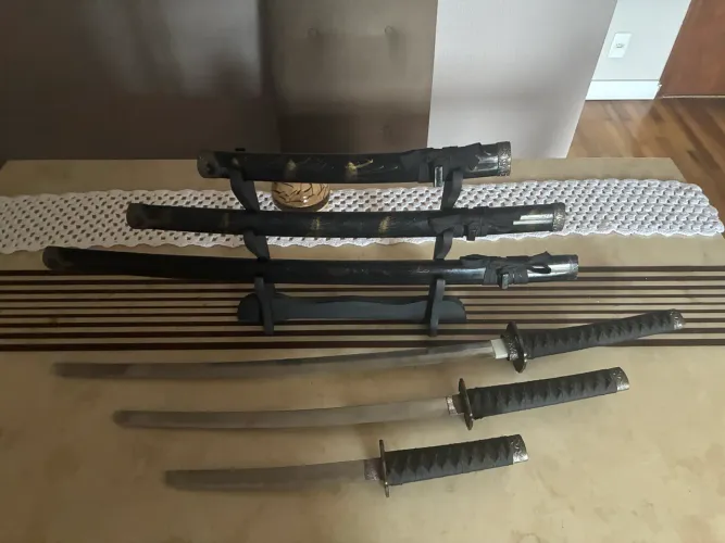 Kit Espadas Samurai Decorativas Bushido + Suportes