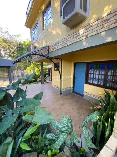 Casa em condomínio na zona sul, 2 suítes, lareira e uma varanda muito charmosa.