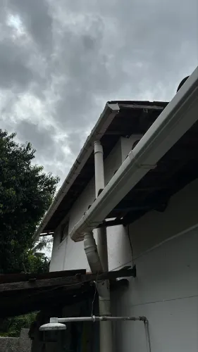 Instalação e manutenção de calhas