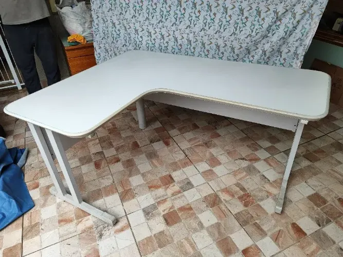 Mesa em L com Tampo Grande em Madeira Branca