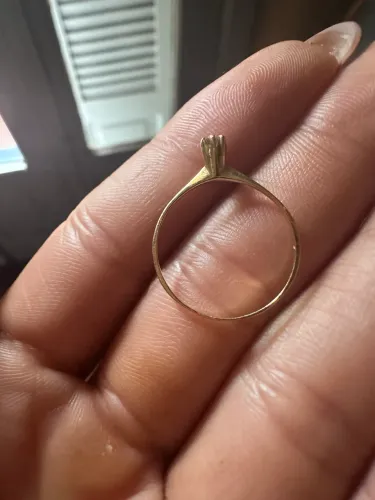 Anel de noivado em ouro amarelo com diamante 