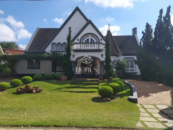 Casa de Luxo em Condomínio: 5 Quartos, 3 Suítes, 3 Salas, 6 Banheiros, 8 Vagas na Araçoiab