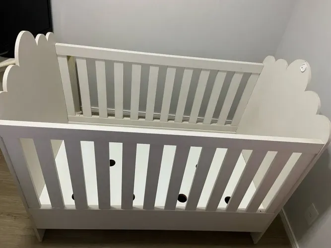 Cômoda e berço que vira cama