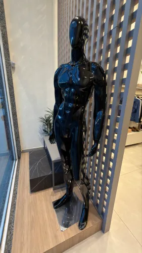 Manequim masculino de fibra - Preto
