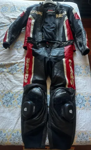 Macacão Spidi tamanho 48 (M), ideal para quem tem até 1,75m e 70kg. 2 peças