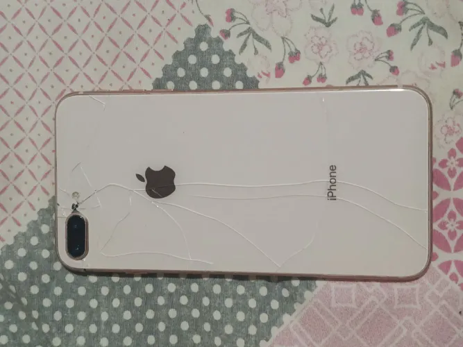 iPhone 8 plus com tela e fundo quebrado e problema na bateria 