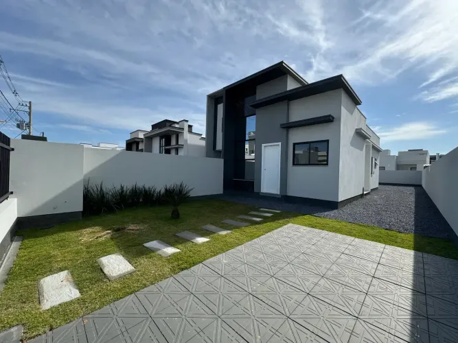 Casa com amplo terreno à venda em Tijucas/SC