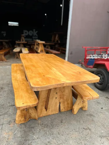 Mesa de madeira com os bancos