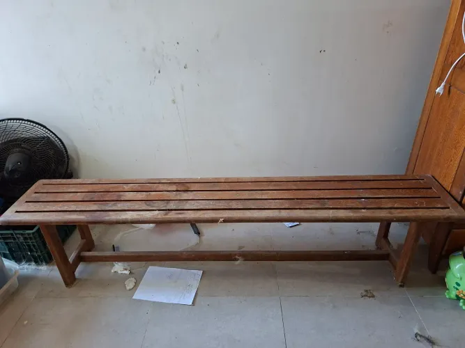 Estou vendendo banco de madeira maciça. Tamanho 2,00 x 40. Madeira angelim
