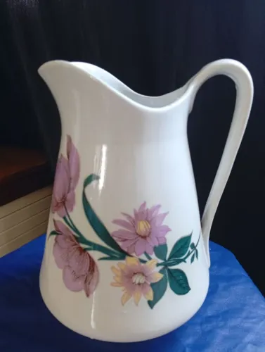 Vendo jarra de porcelana Bela, com 22cm de altura e 17cm de largura aproximadamente