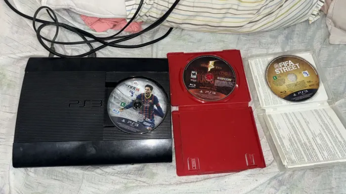 Vendo Ps3 ,com 3 jogos , Fifa stress, Risident evita, Fifa 14,