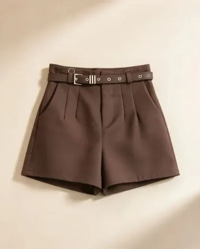 Shorts social marrom
