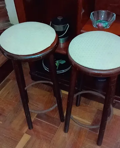 Vendo bancos de madeira estofados 