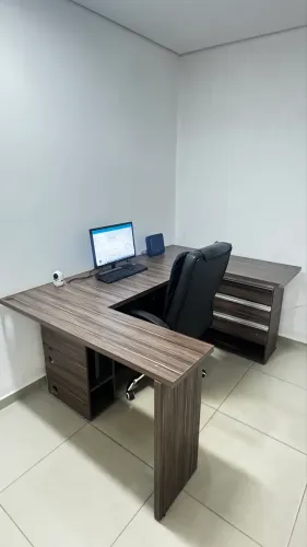 Mesa em U em perfeito estado