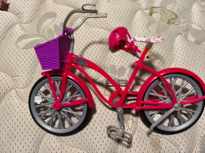 Bicicleta a capacete da barbie