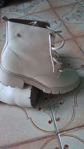  Bota coturno feminina tratorada na cor off-white (ou bege claro) , marca RAMARIM,  38