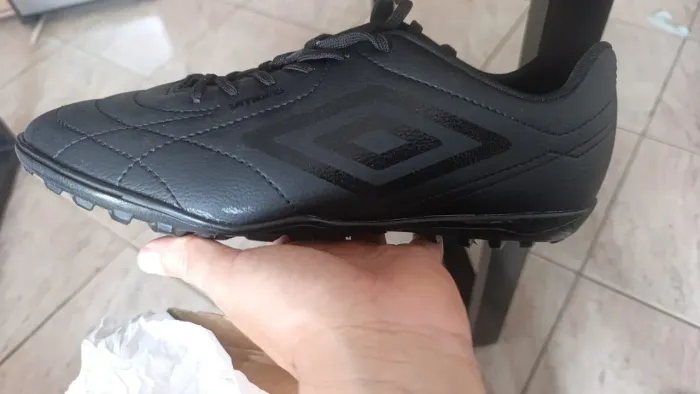 Chuteira society umbro 43 seminova