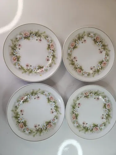 quatro pratos de sobremesa porcelana schidt floral com friso ouro