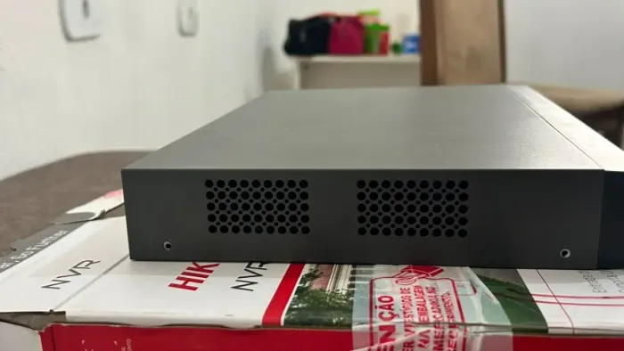 NVR Hikvision DS-7608NI-Q1/8P em ótimo estado de conservação.