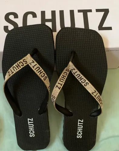 Chinelo Schutz Preto quadrado