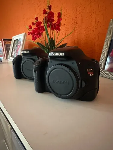 Duas câmeras Canon EOS T2i - SOMENTE CORPO