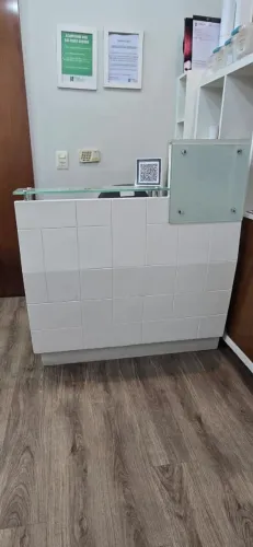 BALCÃO DE RECEPÇÃO + PAINEL ESTILOSO P/LOGOMARCA
