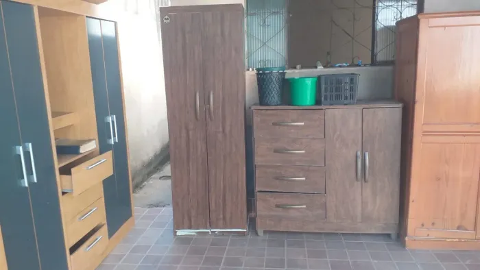 Vendo 2 guarda roupa e uma cômoda