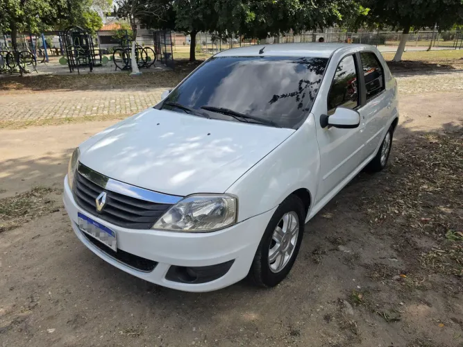 Renault Logan Expression Hi-flex 1.6 16V 4P AUT 2013